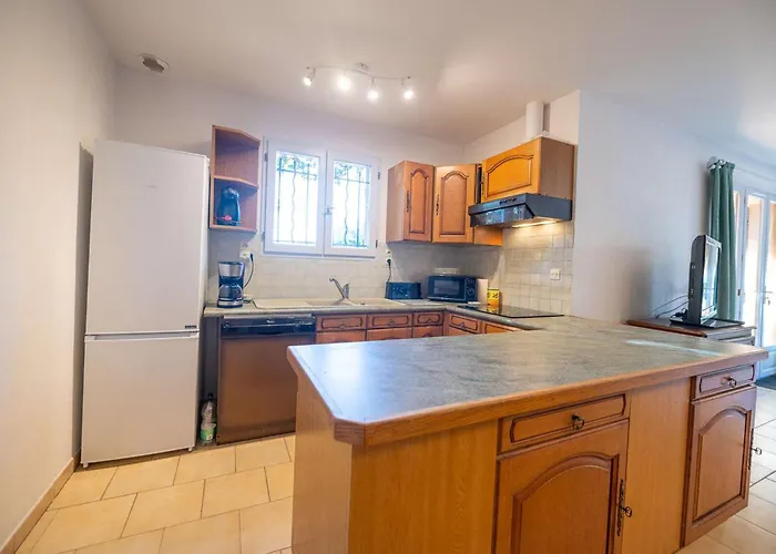 Maison Pour 6 Personnes , Climatisee A 500 M De La De Saint Clair * Le Lavandou